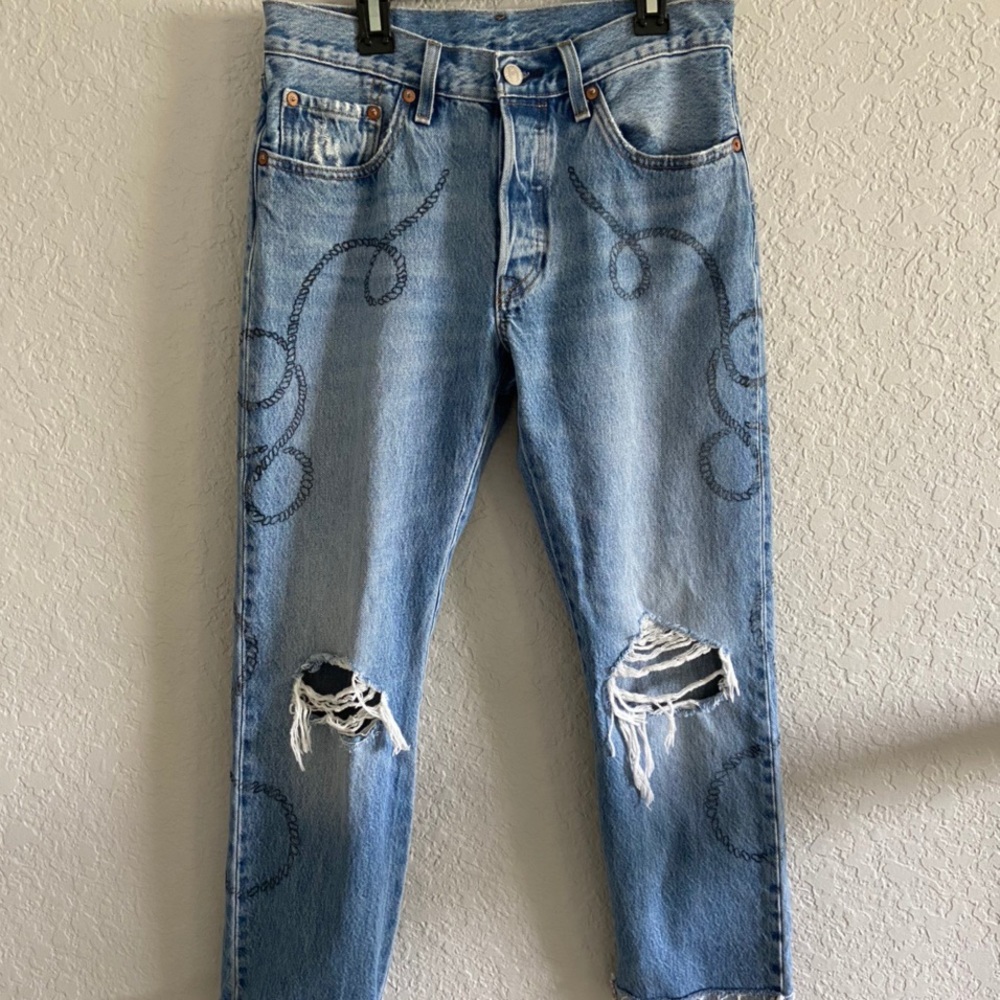 levi’s mom jeans with chain design